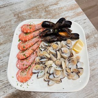 Variados de almejas mejillones y gambon