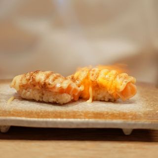 Nigiri Salmón flameado con queso(3u)