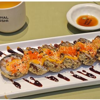 129uramaki Aguacate salmón langostino cebolla frita(8u)