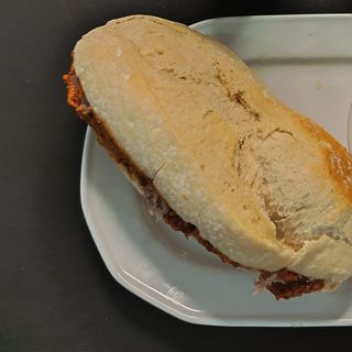 Atun con crema de pimientos y nuez.
