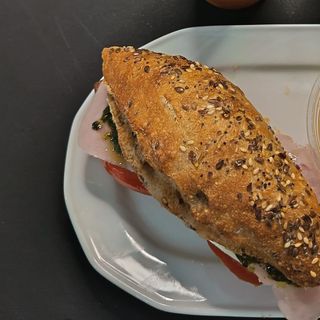 Bocadillo Caprese y jamon de pavo