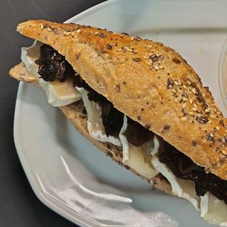Bocadillo cabrito