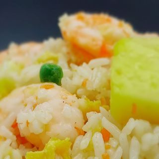 Arroz frito con gambas y piña natural estilo thai