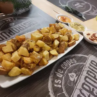Patatas Bravas Con 3 Salsas