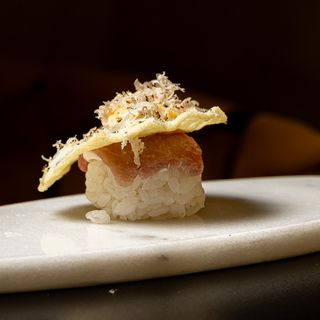 Nigiri Con Ventresca De Atún Con Trufa Fresca Y Huevo 2 Pzs.