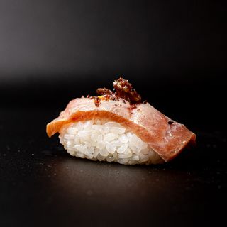 Nigiri Con Ventresca Y Tuétano 2 Pzs.