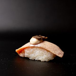 Nigiri De Ventresca De Atún Y Trufa 2 Pzs.