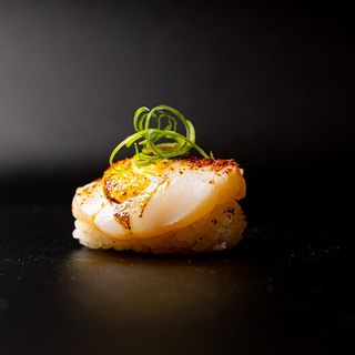 Nigiri De Aburi Vieira Ají Amarillo Y Lima 2 Pzs.