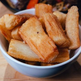 Yuca Frita Natural + 2 Salsas