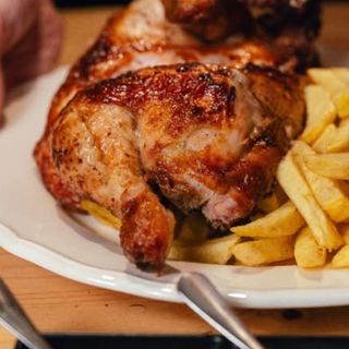 1/2 Pollo A La Brasa + Patatas Fritas Naturales