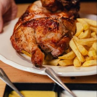1/4 Pollo A La Brasa + Patatas Fritas Naturales
