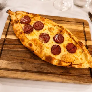 Pide Turco de Salcicha Turca