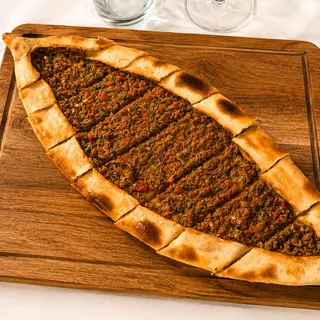 Pide con Carne Picada