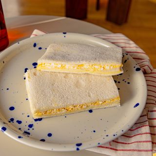 Mortadela, pesto y queso.