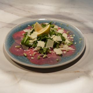 Carpaccio De Ternera Con Rúcula Y Parmesano