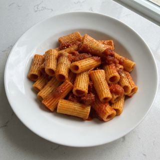 Rigatoni Con Salsa De Tomate Picante