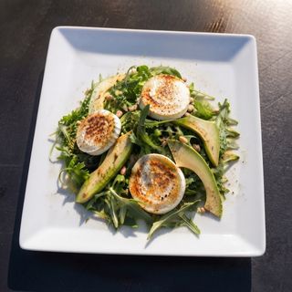 Rúcula Con Aguacate Y Queso De Cabra