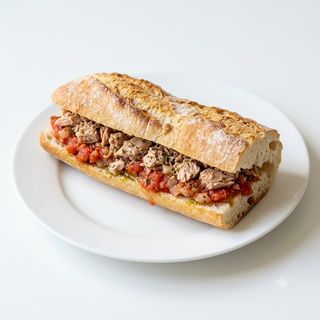Bocadillo De Atún Y Tomate Grande