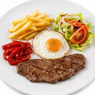 Plato #1: Filete De Ternera, Pimientos Del Piquillo, Patatas, Huevo a la Plancha y ensalada
