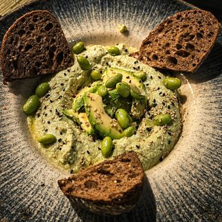 Tapa De Hummus De Edamame Con Aguacate