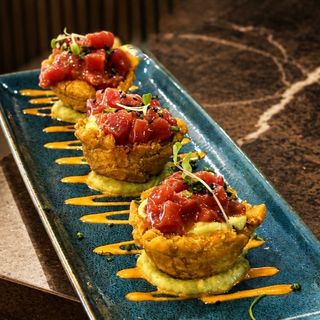 Tapa De Patacones Con Tartar De Atún Y Aguacate