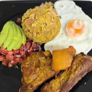 Bolón Con Fritada Costilla De Cerdo