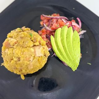 Bolón de Chicharrón Y Ensalada