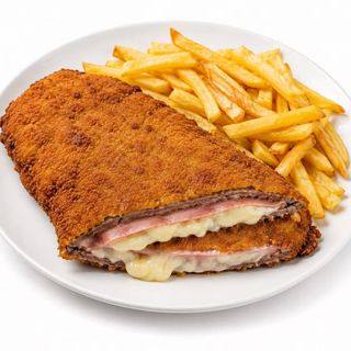 Cachopo de ternera conjamón y queso, acompañado de patatas fritas