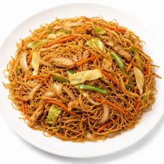 Fideos salteado con pollo y verduras