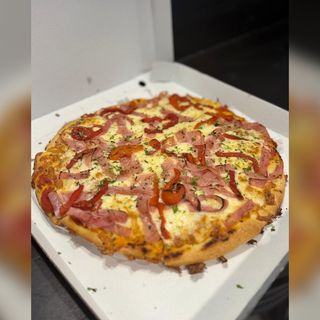 Pizza Especial jamón y morrones