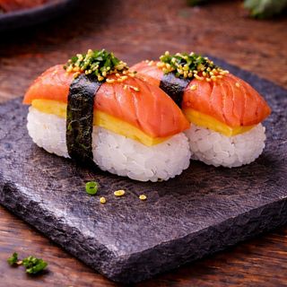 23.Nigiri De Salmón Con Mango 2 Uds.