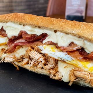 Bocadillo de pollo desmechado