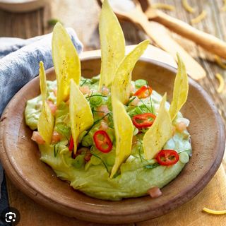 Cesta de Platanitos con guacamole