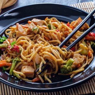 Chow mien de pollo
