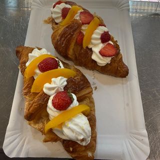 Croissant con frutas