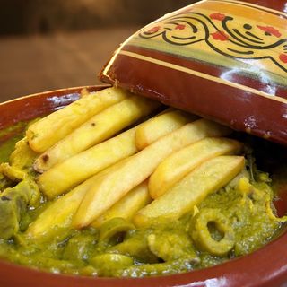 Tajin de Pollo al limón casero con patatas fritas y aceitunas
