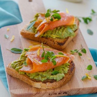 Bruschetta guacamole y salmón