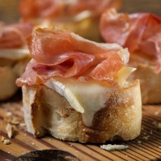 Bruschetta with Parma Ham and mozzarella