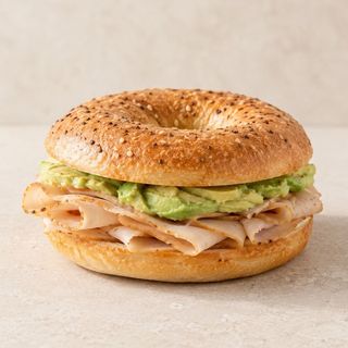 Bagel de pavo y aguacate