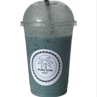 Smoothie de espirulina, plátano, mango, melón, piña y coco