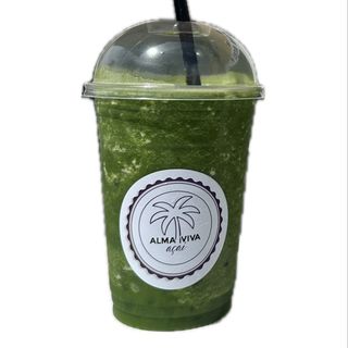 Smoothie de piña, espinacas, pepinillo y col