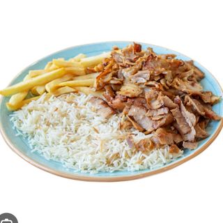 Plato kebab pollo con patatas y arroz