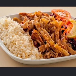 Plato kebab pollo con arroz y ensalada