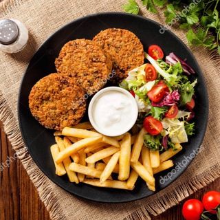 Plato de ración de falafel