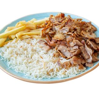 Plato kebab mixto con patatas y arroz