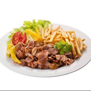Plato kebab pollo con patatas y ensalada