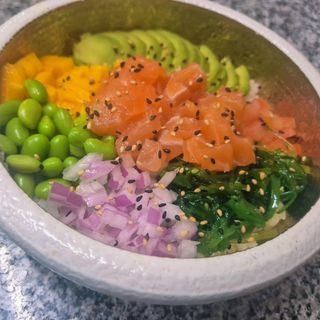 43. Poke de salmón
