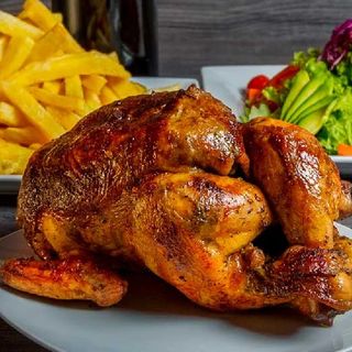 MENÚ AMARANTA POLLO. POLLO ENTERO A LA BRASA CON PATATAS Y ENSALADA