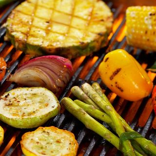 PARRILLADA DE VERDURAS A LA BRASA CON TOFU GRATINADO Y HUMMUS DE BERENJENA