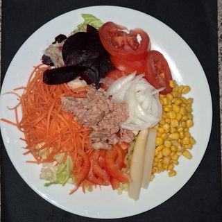 Ensalada de la casa con atún